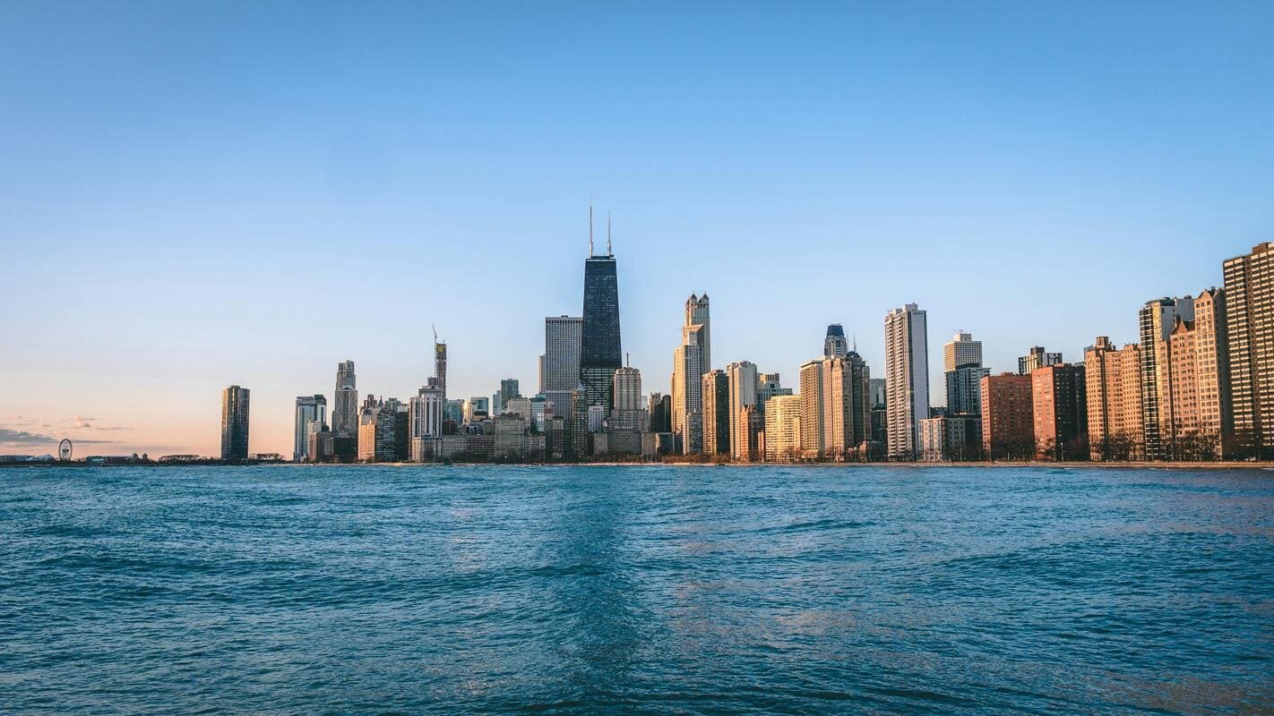 Panoramic view of the chicago skyline from Lake Michigan, highlightung thr finanvial distric and luxury properties.